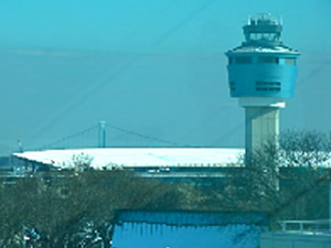 photo of new control tower at LaGuardia Airport 2011