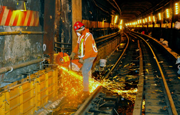 mta #7 subway line service disruption queensboro plaza nyc times square 2014